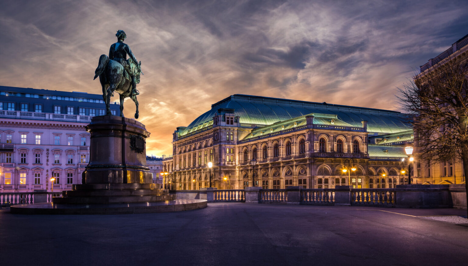Wiener Staatsoper in der Abenddämmerung